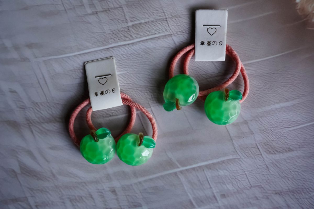 A fresh pair of green apples hairbands