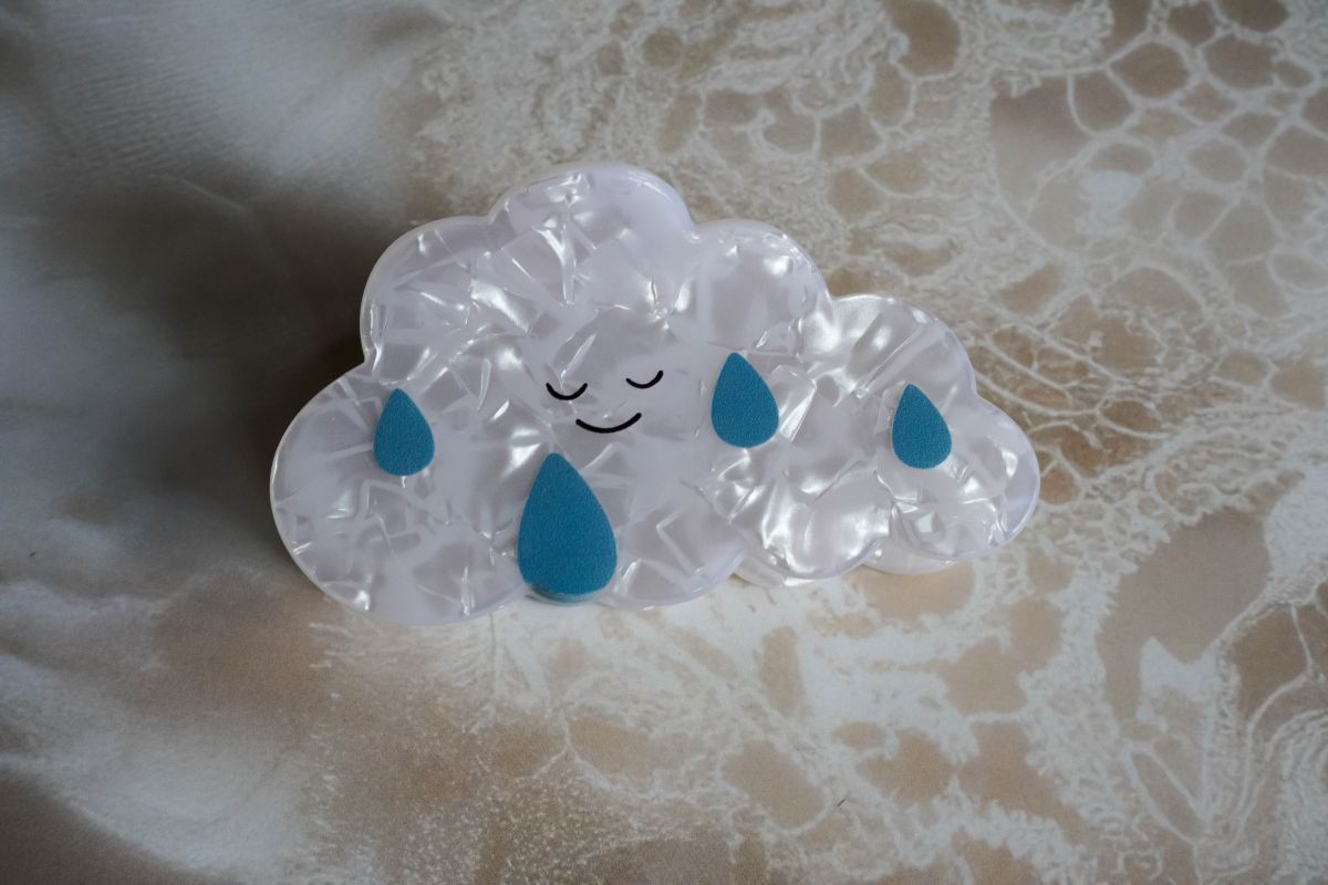 The smiling cloud with raindrops claw clip