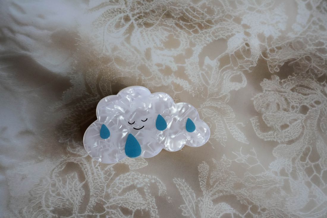 The smiling cloud with raindrops claw clip