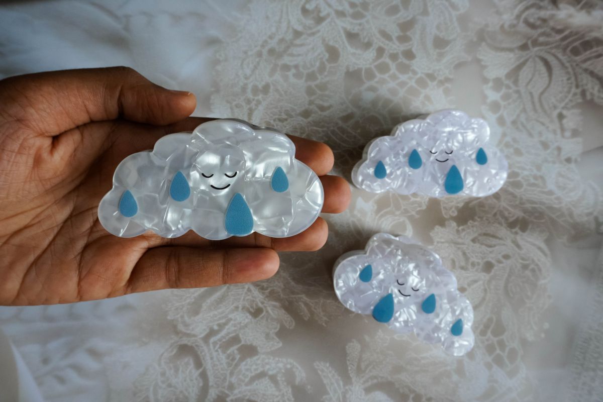 The smiling cloud with raindrops claw clip
