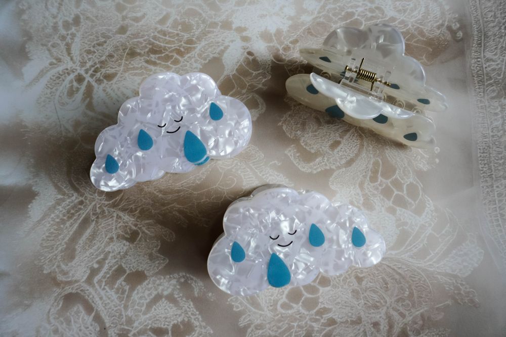The smiling cloud with raindrops claw clip