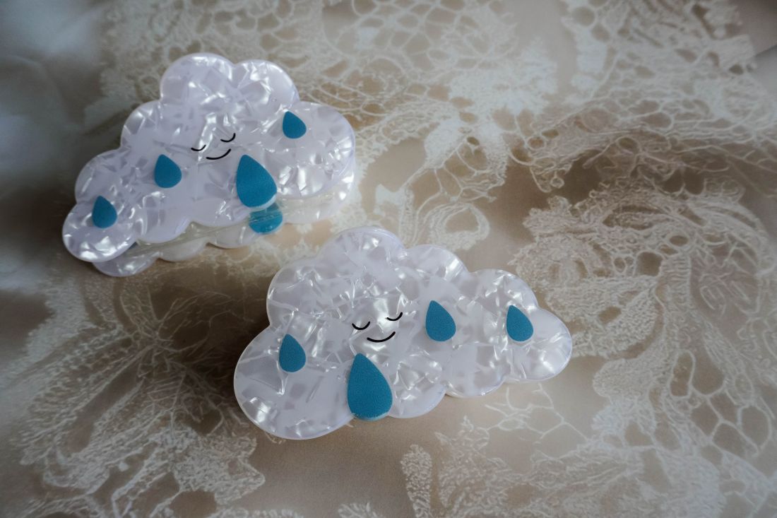 The smiling cloud with raindrops claw clip
