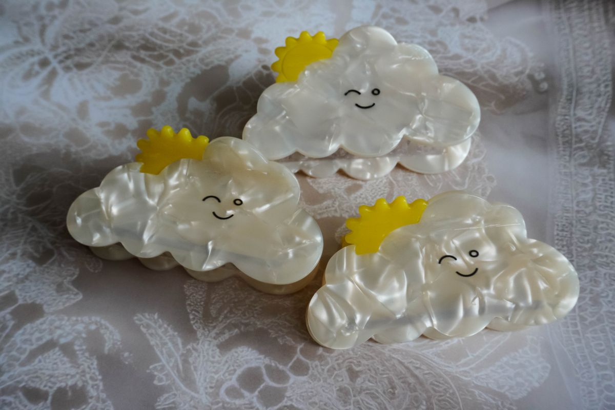 The smiling clouds with sun claw clip