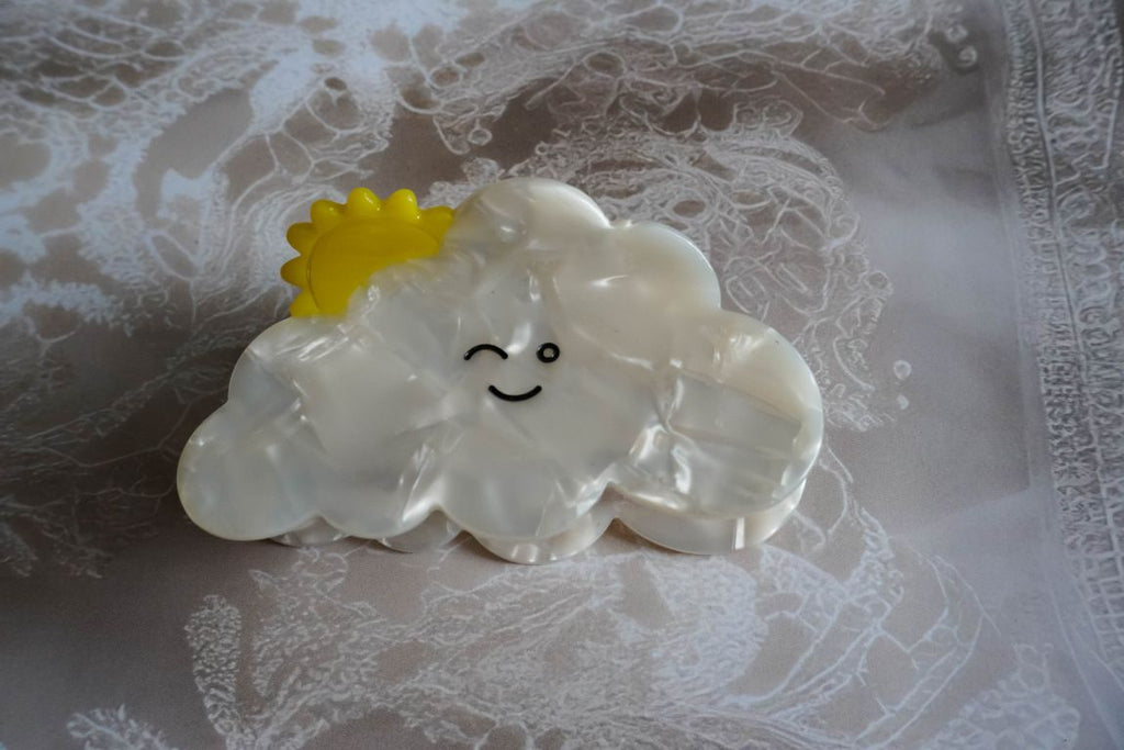 The smiling clouds with sun claw clip