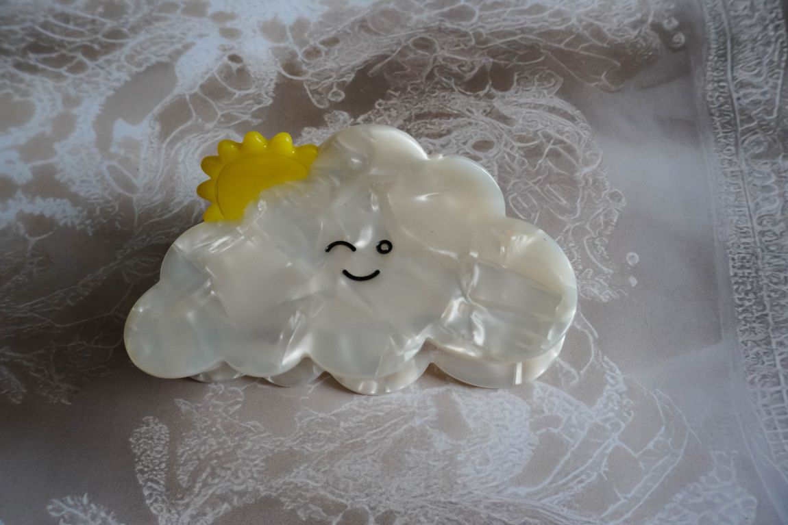 The smiling clouds with sun claw clip