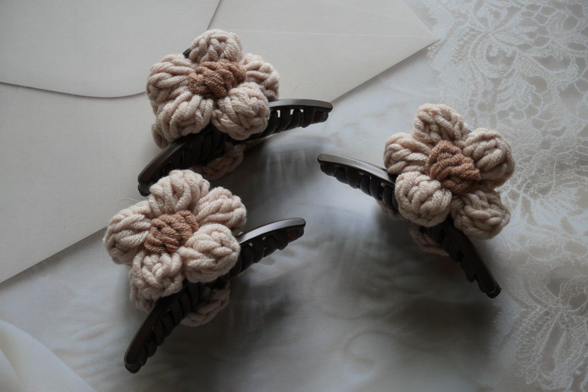 Korean claw clip with woolen flowers