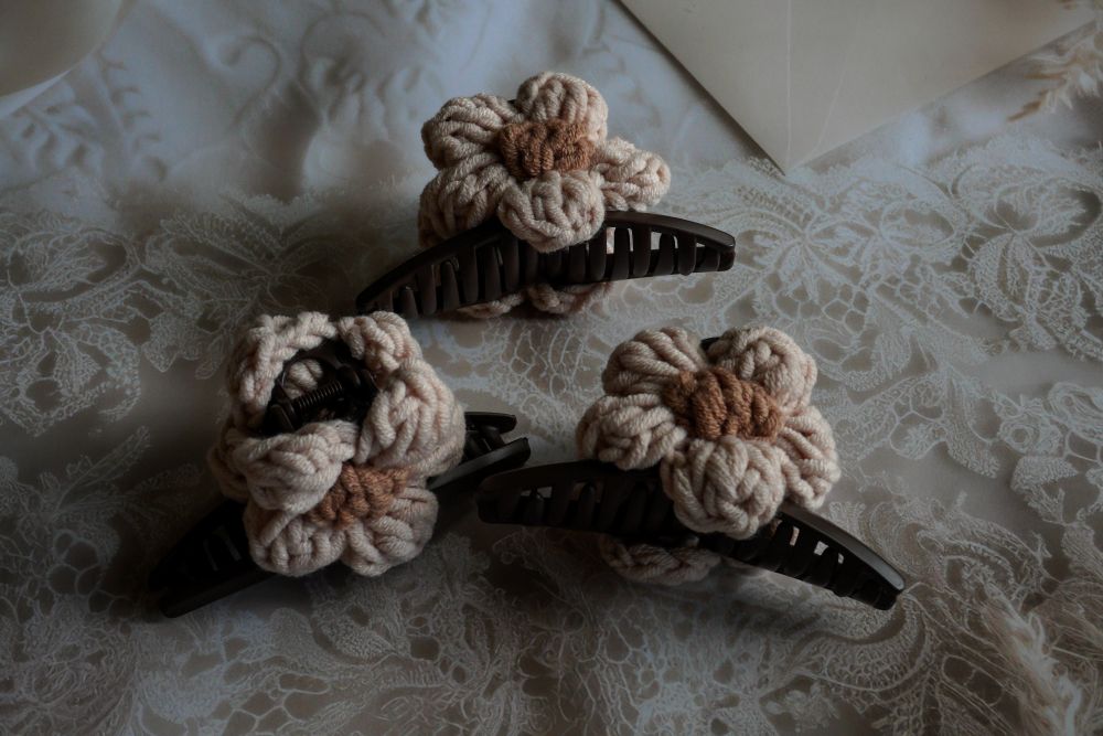 Korean claw clip with woolen flowers