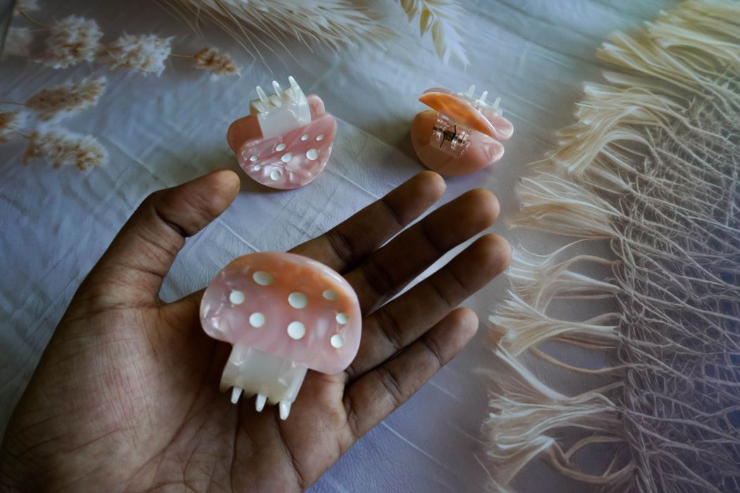 Korean aesthetic claw clip in pink color