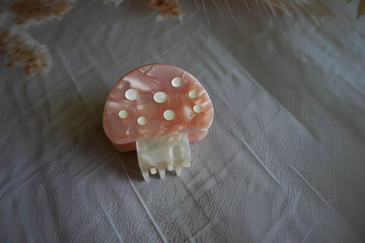 Korean aesthetic claw clip in pink color