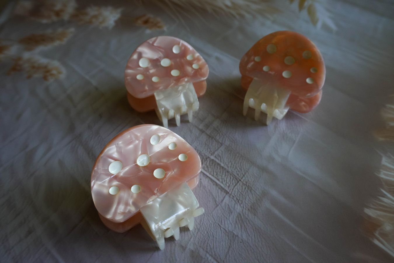 Korean aesthetic claw clip in pink color