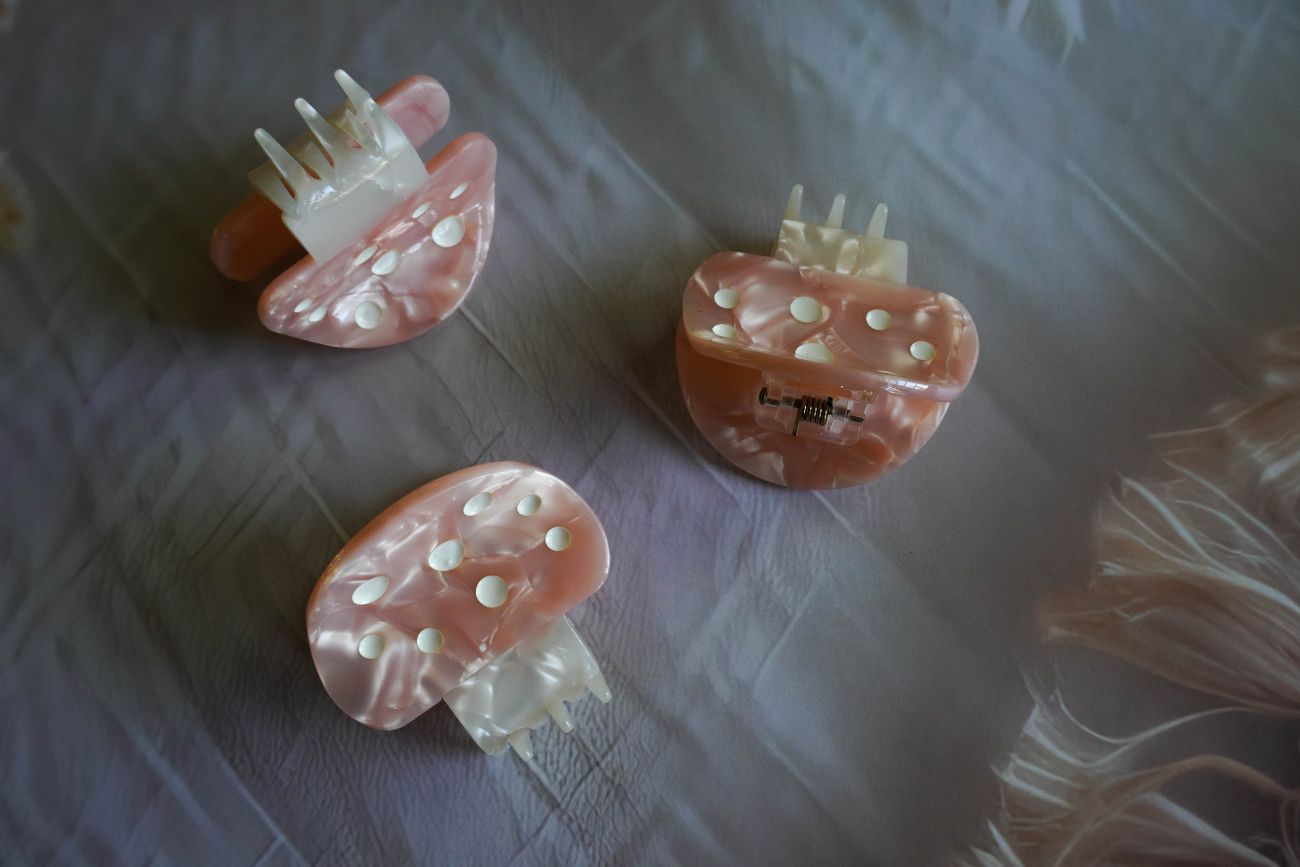 Korean aesthetic claw clip in pink color