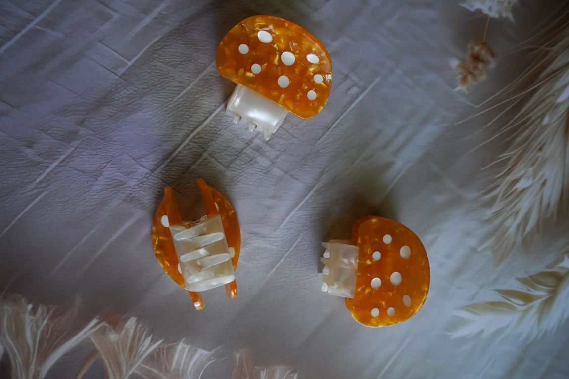 Durable mushroom claw clip